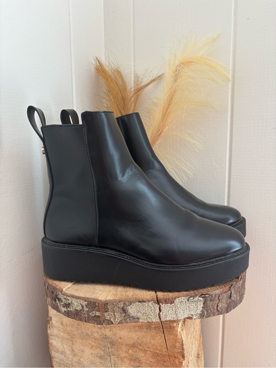 H&M Shoes - H&M Black Platform Chelsea Ankle Boots
